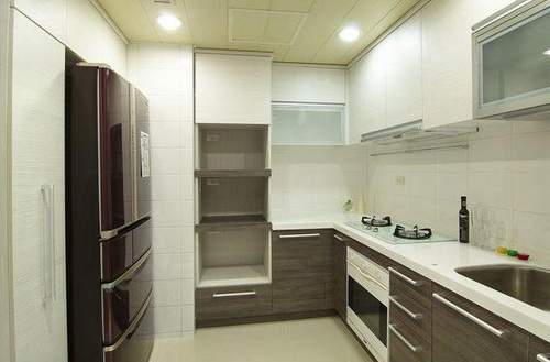 新竹市廚房整修,廚房磁磚更換，冷熱水管更換，電路更換.